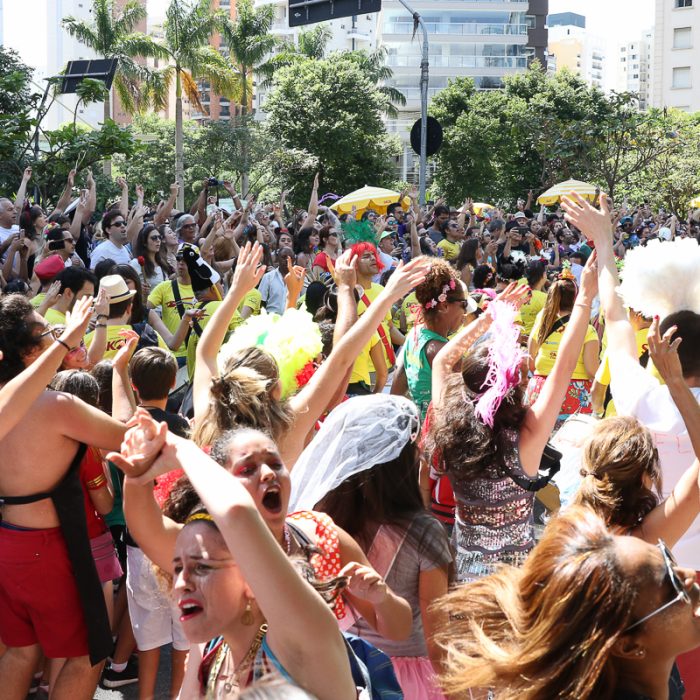 Foto ilustrativa sobre atendimento a mulheres vítimas de importunação sexual no Carnaval de São Paulo com tendas da Polícia Militar