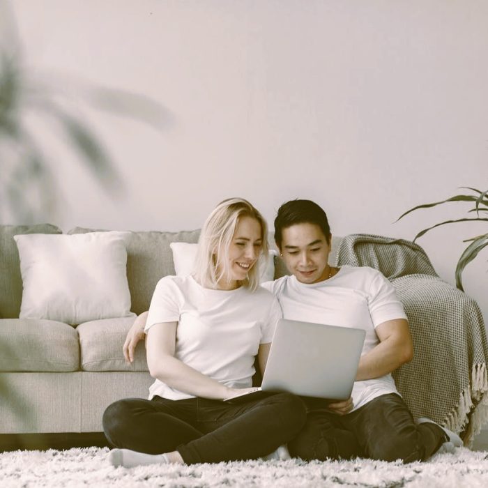 Casal em relação afetiva representando a importância da orientação jurídica sobre união estável, patrimônio e direitos no relacionamento