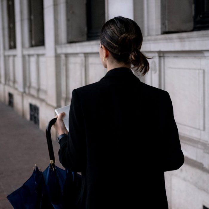 Mulher em posição confiante representando autonomia e direitos das mulheres