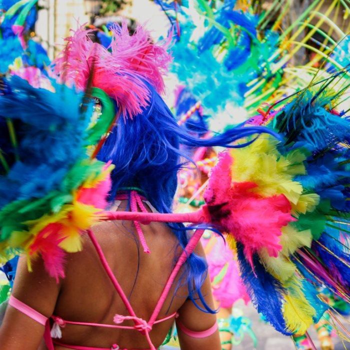Ilustração sobre beijo à força e crime de importunação sexual no Carnaval